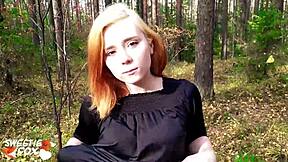 Руса момиче се развихря в горска авантюра.