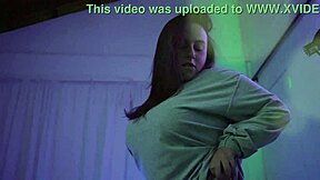 Man, Natalie danst en kleedt uit haar kleren zo heet!