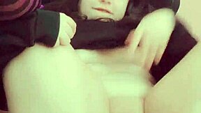 Apa memek kecil Hana Lily 18+ siap main solo?