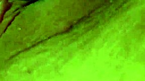 Dünne blonde Gina verliert Kontrolle mit wildem neckendem Masturbieren