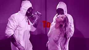 סוכנת נדלן עם ציצים גדולים קנזי טיילור משחקת עם לסבית צעירה אפריל אולסן.