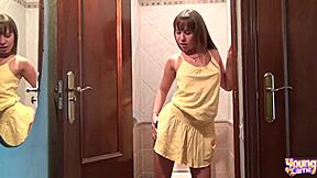 Jeune Carrie taquine avec un striptease lent avant de se doigter profondément dans son petit corps 18+. Ses mouvements de bombe captivent !