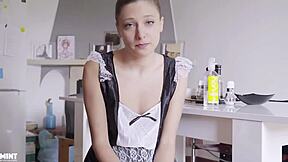 خادمة روسية لصة بجسم مثالي وصدر صغير 18+ تتمايل أمام كاميرا مخفية