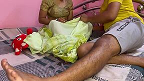 देसी भाभी, तुम उस लंड को जोर से राइड कर रही हो गंदी बातें करते हुए, हैं ना?