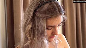 Heta ryska jungfru tonåring Tieny Mieny avjungfras.