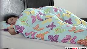 Pijamada en casa de la mejor amiga se convierte en sorpresa salvaje