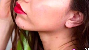 Apró ázsiai tini 18+ Kit Rysha levetkőzik, meztelenül pózol természetes kicsi 18+ testével.