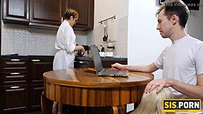 Скучна вечеря се превръща в страхотен секс с блондин заварен брат... уау!