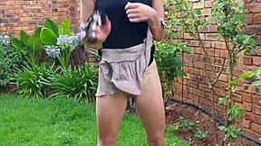 Tynd lille pige tisser og twerker sin smalle røv i naturens have