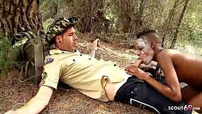 Africká krátkovlasá ebony teen 18+ Bianka svádí cizince na venkovní drsný sex