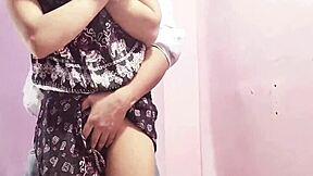 الزوجة بعيدة، الزوج يدعو عاهرة لنيك عنيف، صوت هندي