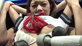 Brunette Jepun dengan tetek besar Aoi Yuki dalam seks berkumpulan