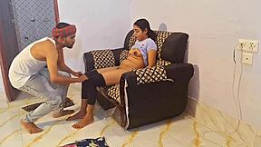 Sexo indoor con babe peluda montando a perrito lo hace correrse duro en casa