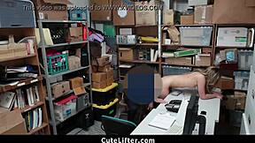 Vay be! Hırsızlık yaparken yakalanan seksi kadın, garaj memuru tarafından sertçe sikildi!