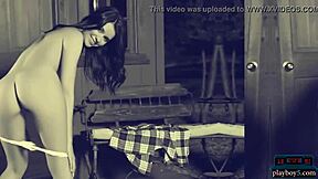 Kicsi latin modell Salena Storm lassú vetkőzéssel csábít