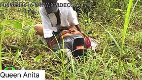 Dia ngewe memek basah saya dengan kontol besar hitam di hutan