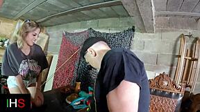 Sexo en trío con rubia puta y milf traviesa