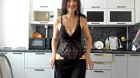 Ruchliwa brunetka milf z wielkimi cyckami rozbiera się w kuchni i trze swoją owłosioną cipkę, kiedy mąż jest w pracy! 😍