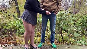 מילף שמנה בחצאית קצרה של צעירה 18+ תופסת לי את הזין כשאני משתין בחוץ