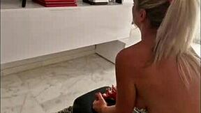 Fru rider sybian sexmaskin medan hon försöker spela playstation hemma