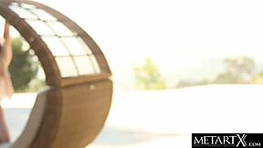 Вау! Милая рыжая девушка пальцами доводит тугую киску до оргазма на солнце на улице!