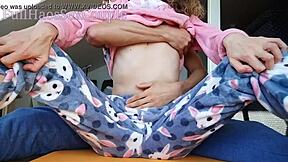 Abang tiri jari adik tiri pagi-pagi sambil jiran dengar