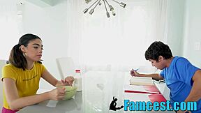 माँ, बहन, और भाई taboo family fuck session में dive करते हैं अब!