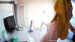 Não acredito que essa tetuda de 18+ está nua limpando na cozinha!