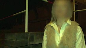 Fan, den maskerade blonda MILF:en blir hårt åkt doggy! 😈