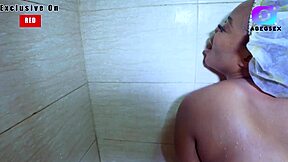 デカチン童貞ステップソンがシャワー中にバスルームで私を激しくハンマー、赤いフルオン