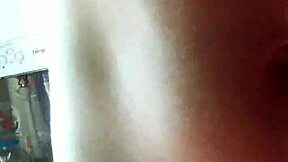 Тин снимает шаловливое видео для своего бойфренда