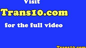 Ντροπαλή tranny teen 18+ δείχνει τα σφιχτά της στήθη στο ντους πίσω από τη σκηνή