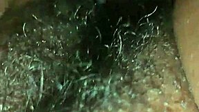 Ее киска брызжет кремовой водой! Хардрок61 сводит меня с ума своей гладкой миниатюрной фигуркой!