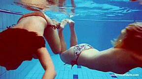 Marusia river Melisas bikini under vatten