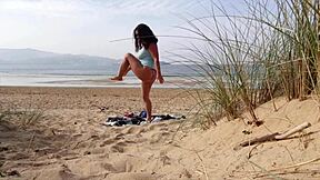 Am filmat milf spaniolă curvy schimbându-se și făcând exerciții intense pe plajă