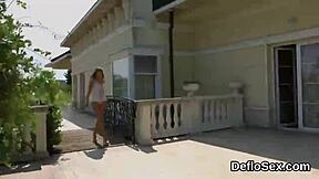 Nyers, lenyűgöző nimfó élvezi a nedves puncit, igen!