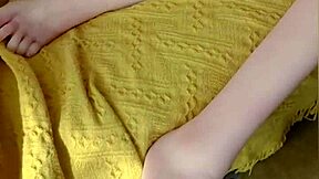 逼真的性爱娃娃看起来就像你心爱的女孩，等着行动