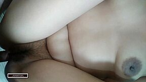 Adolescente latina desesperada 18+ se liga con su primo mientras los padres duermen cerca