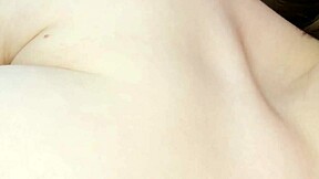 Junge Brünette sagt: Ich bin nackt und bereit auf diesem Sofa