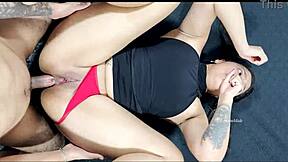 Ai, para! Buraco errado dói demais, não é minha buceta! Fodi o cu dela com força e gozei duas vezes no vestido dela.