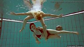 שתי נערות מדהימות בנות 18 שוחות עירומות בבריכה צ'כית