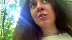 Jestem oszołomiony patrząc na młodą 18+ sikającą w publicznym parku