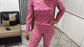 Fiica vitregă frumoasă dă din fund în timp ce îi privesc fundul mare săltând