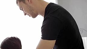 فم الفتيات مليء باللبن بعد شفط زب مكثف. ماذا بعد لهذه الفتاة؟