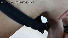 Dus schattige babe werd geramd, kreunend met gezwollen kale spleet