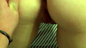 สาวอเมริกันหนุ่มสำรวจตัวคนเดียวในห้องเงียบ เธอเริ่มด้วยความสงบและอยากรู้อยากเห็น