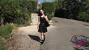 Amandine idzie za przykładem niegrzecznej Marie w gorącym trójkącie analnym na zewnątrz po francusku