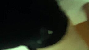 セクシーなティーン18+ チンポ吸って精液を飲み込む スラットみたいに