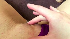 غرقت تقريبا في بركة مخاط كسي الرطب المتساقط مع أصوات عضة asmr