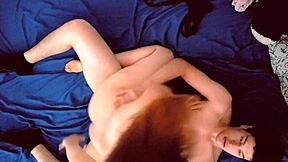 זוג צעיר מזדיין מצד על עם זין ענק שמזיין תחת גדול חזק.